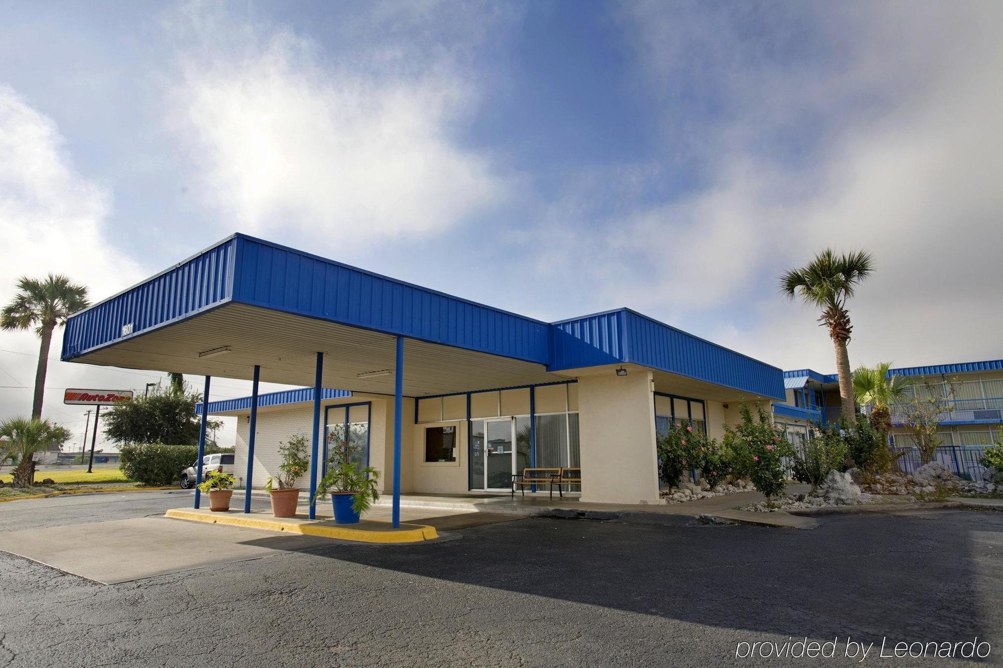 Executive Inn & Suites Beeville Bagian luar foto