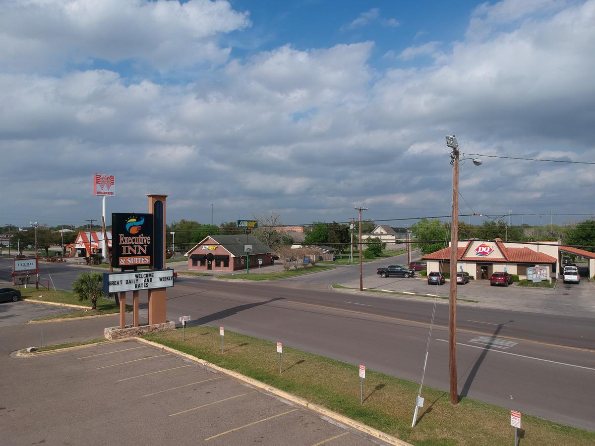 Executive Inn & Suites Beeville Bagian luar foto