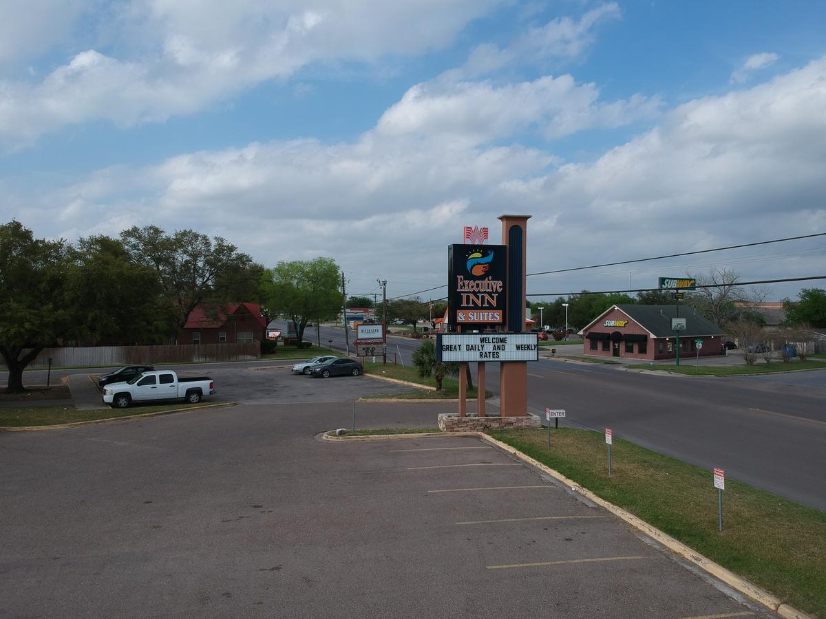 Executive Inn & Suites Beeville Bagian luar foto