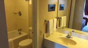 Executive Inn & Suites Beeville Bagian luar foto